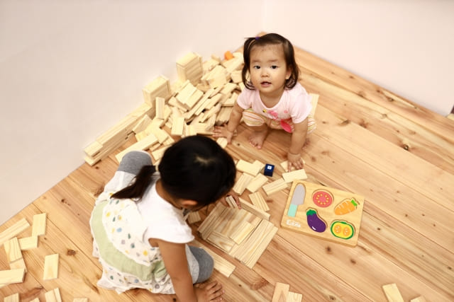 木のおもちゃで遊ぶ女の子たち