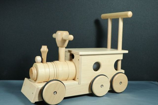 機関書型の木製おもちゃ